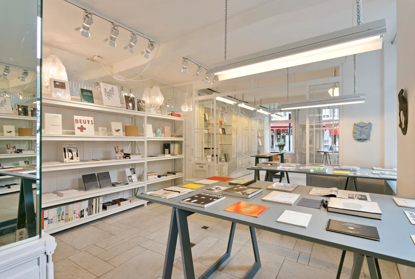 延續純白的實驗風格，比利時布魯塞爾獨立書店 Saint Martin Bookshop