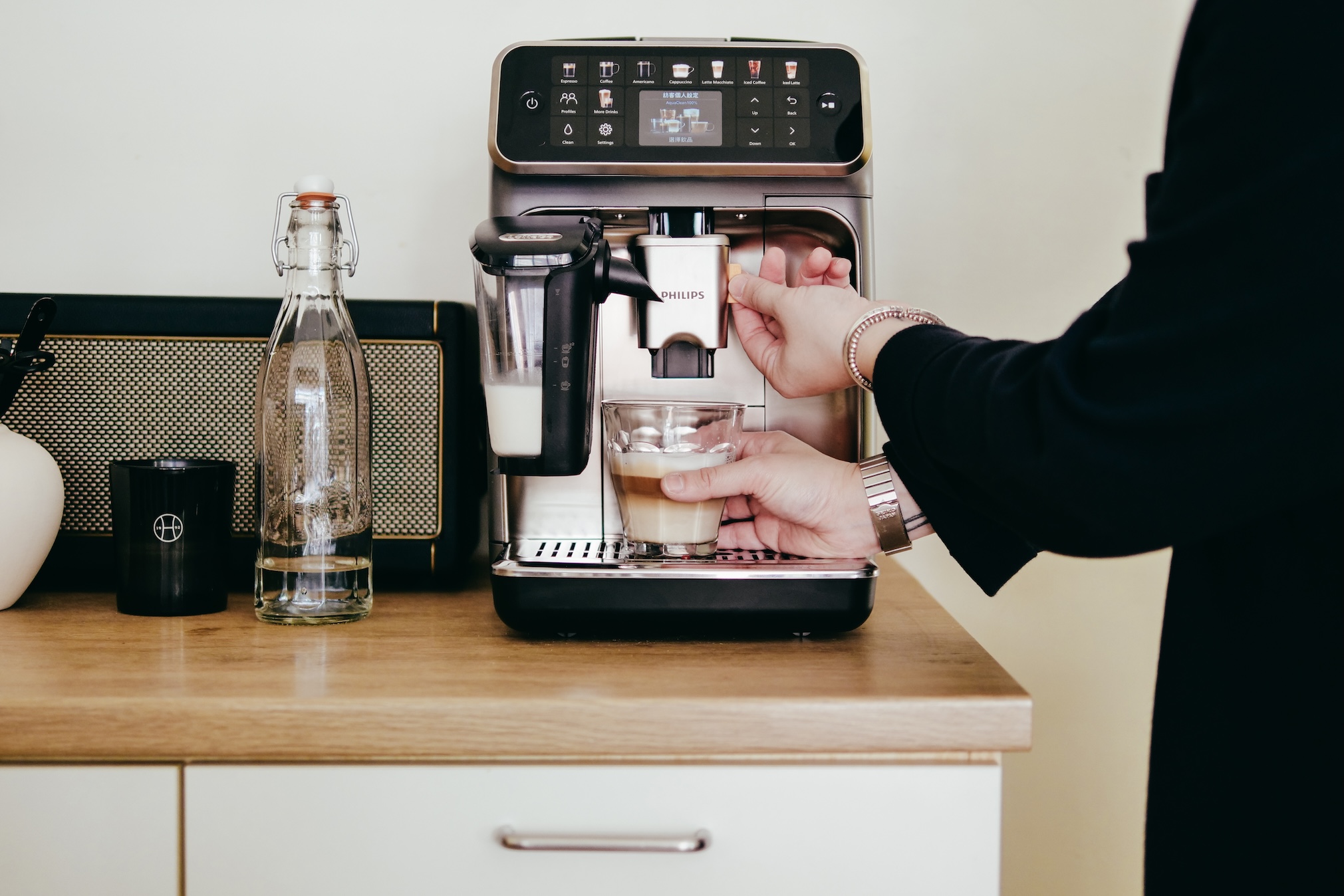 分層好看，奶泡綿密，在家就能喝到咖啡館等級的咖啡：飛利浦 Philips EP5547 LatteGo 全自動義式咖啡機