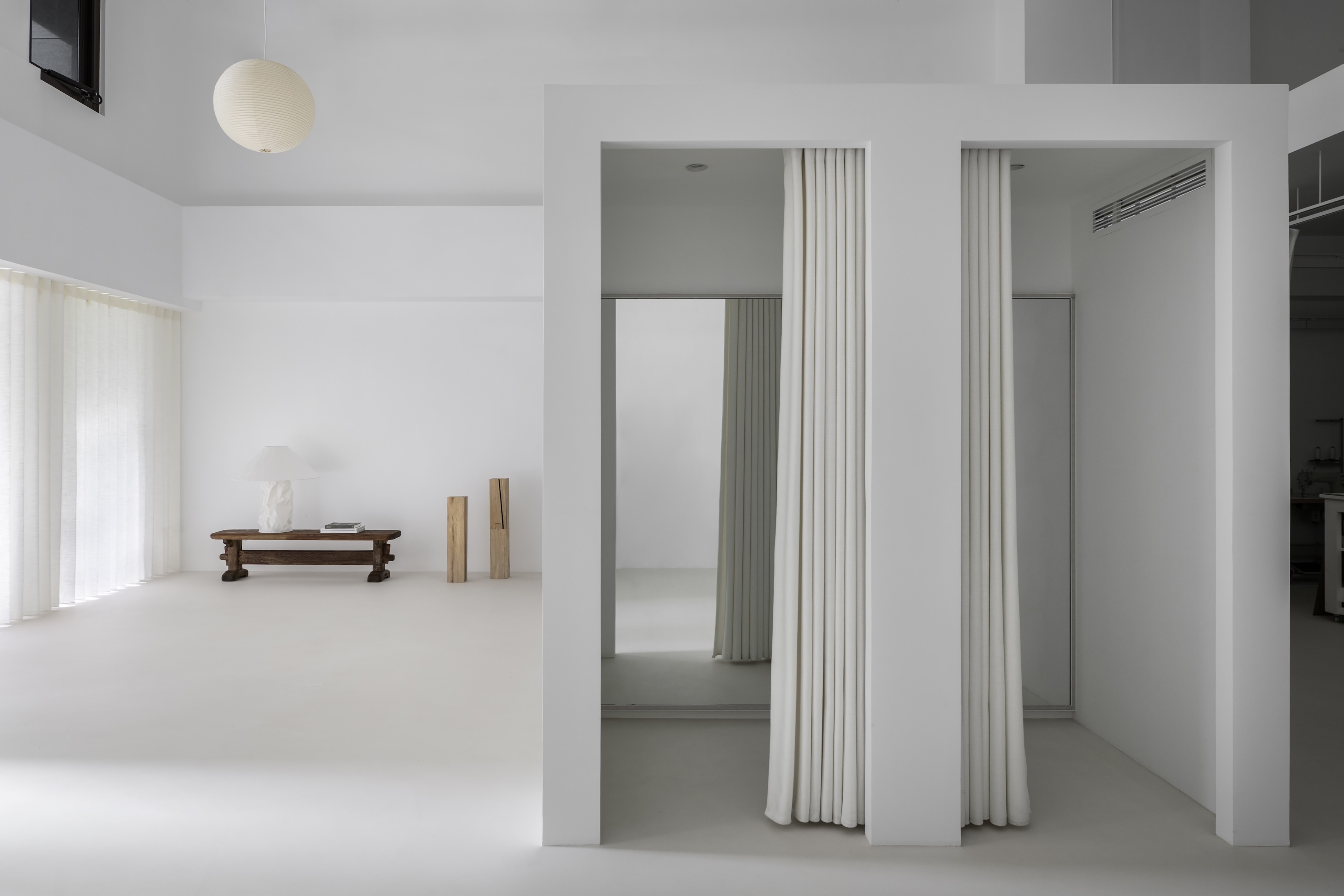 01 WOOMIN 台北 Showroom 大面積落地窗將室外光影揉碎灑入純白場域