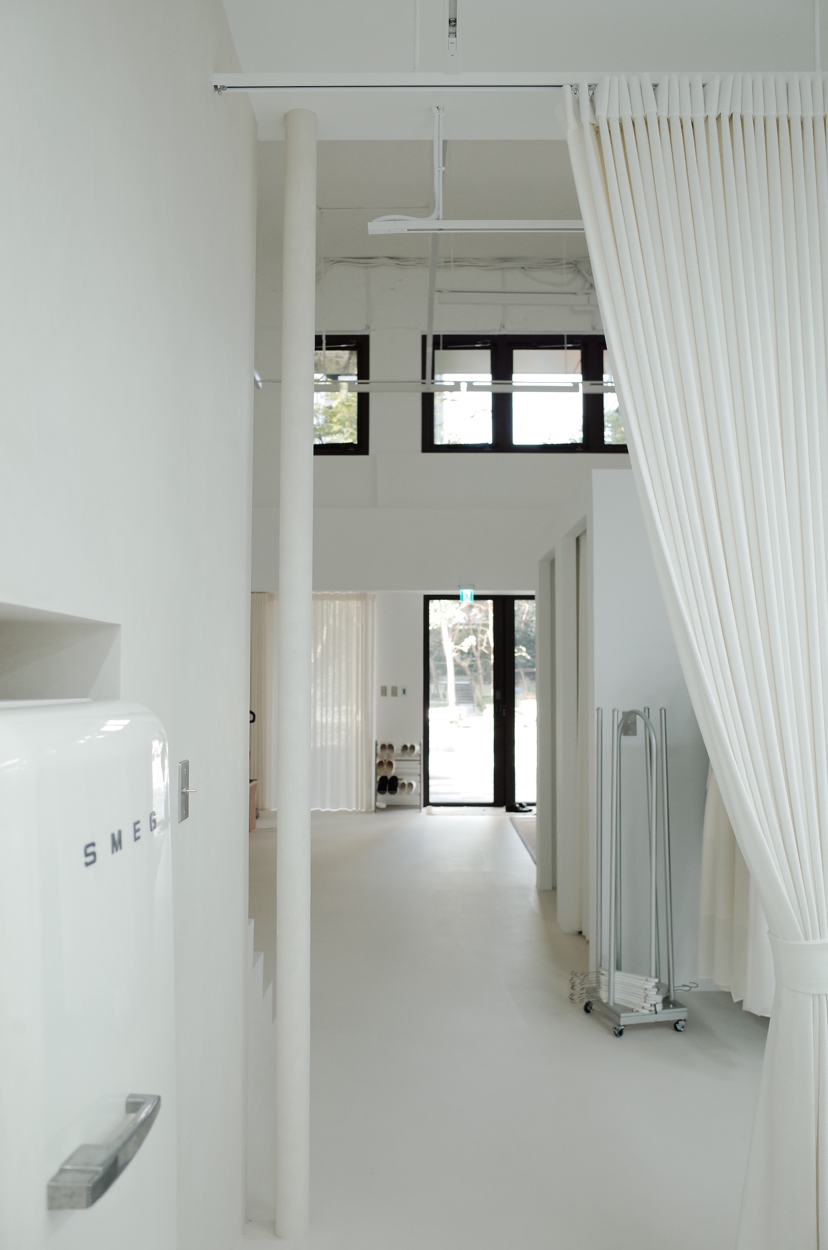 showroom 空間與服裝之間保留寬緩而安靜的距離