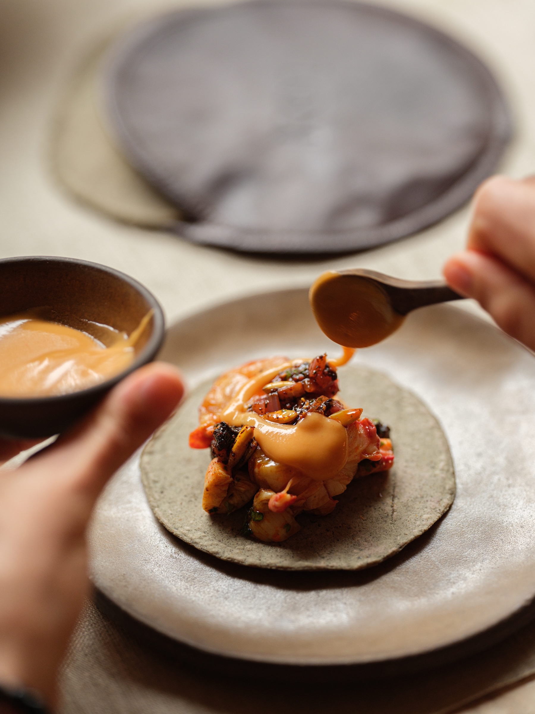 食物需要嘗起來像墨西哥料理，也要尊重墨西哥烹飪的工藝，那是一種完全手工的料理方式