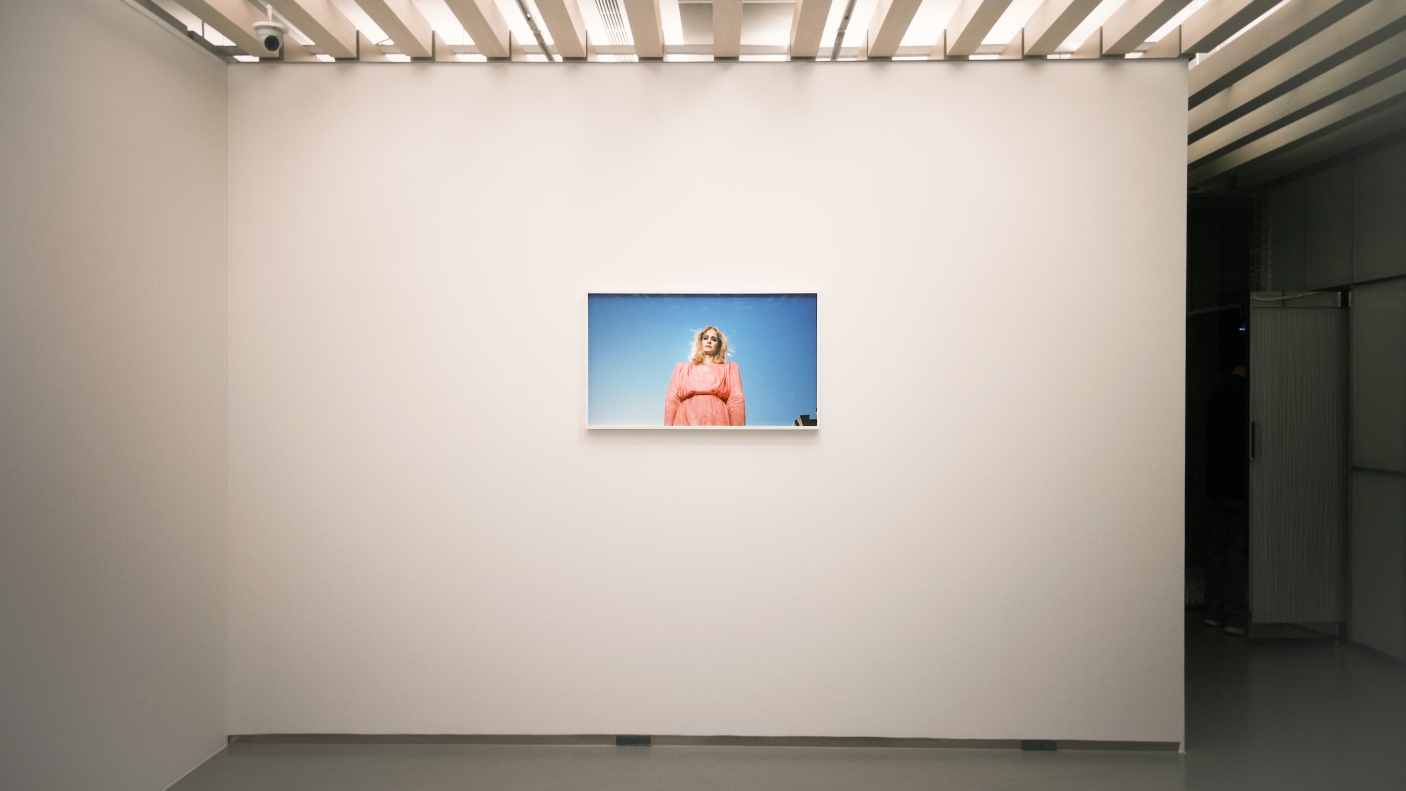 美國藝術家艾莉克斯・普拉格 Alex Prager 在台首展 ：一顆鏡面球體，與我們共享的失控年代