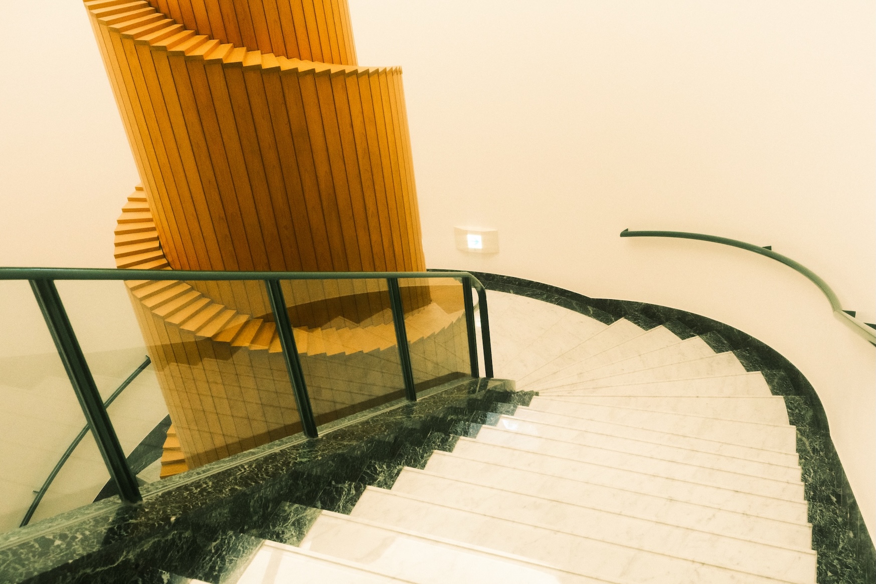 廣島市現代美術館因地形起伏而擁有豐富的垂直動線，空間內的一座螺旋梯，如同一組雕塑裝置融入建築本體，隱隱透出巴別塔般的象徵意味