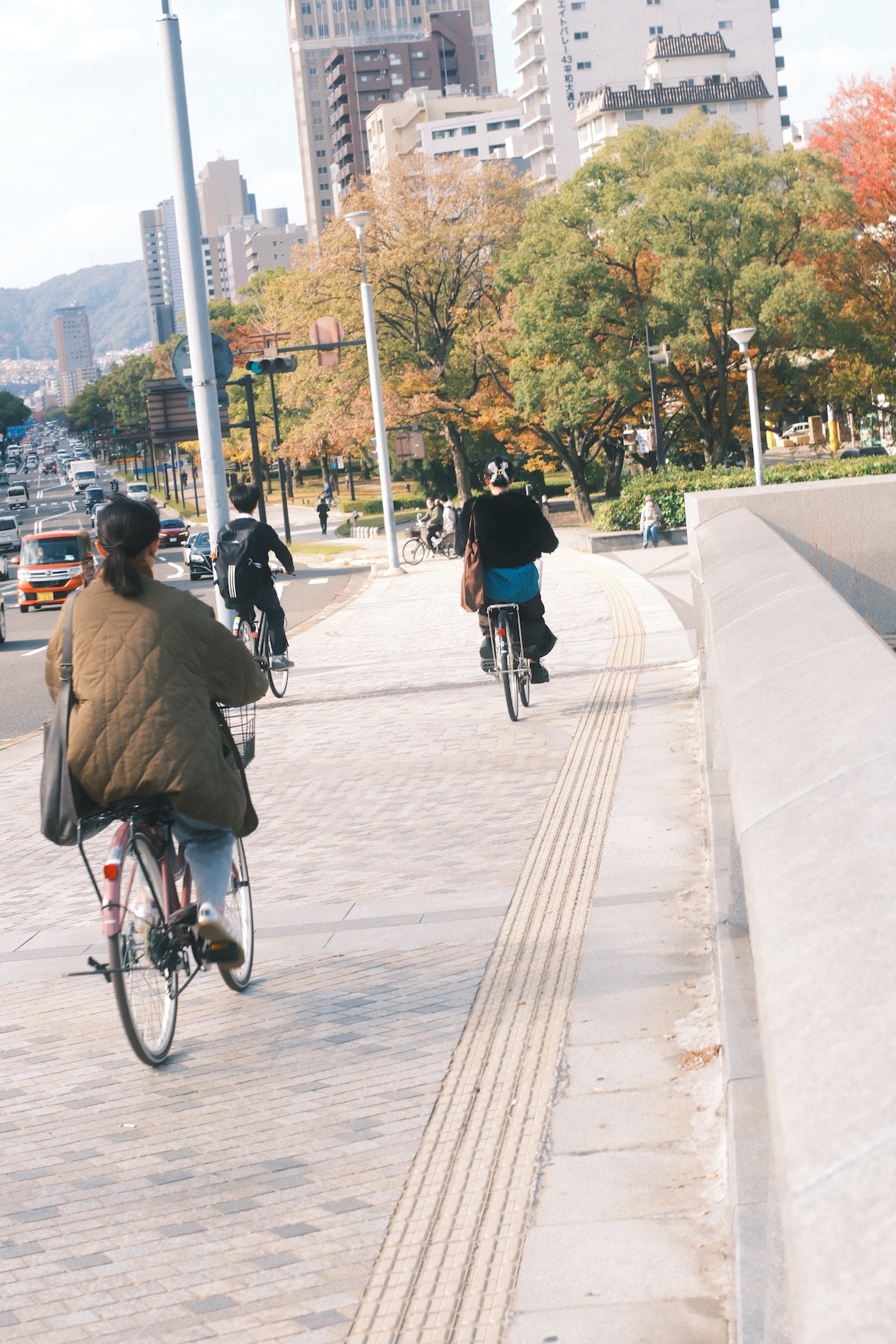 從市區前往美術館前，在京橋川上感受愜意的城市氣息