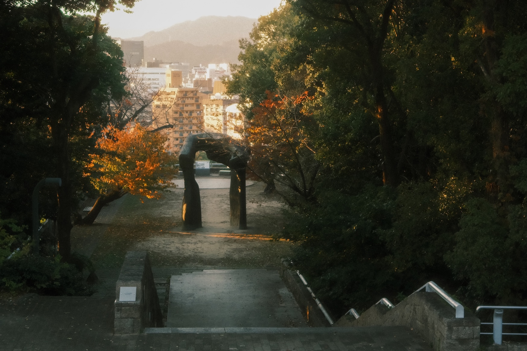 摩爾廣場-英國雕刻家亨利摩爾的《拱門》(The Arch, 1985-86)