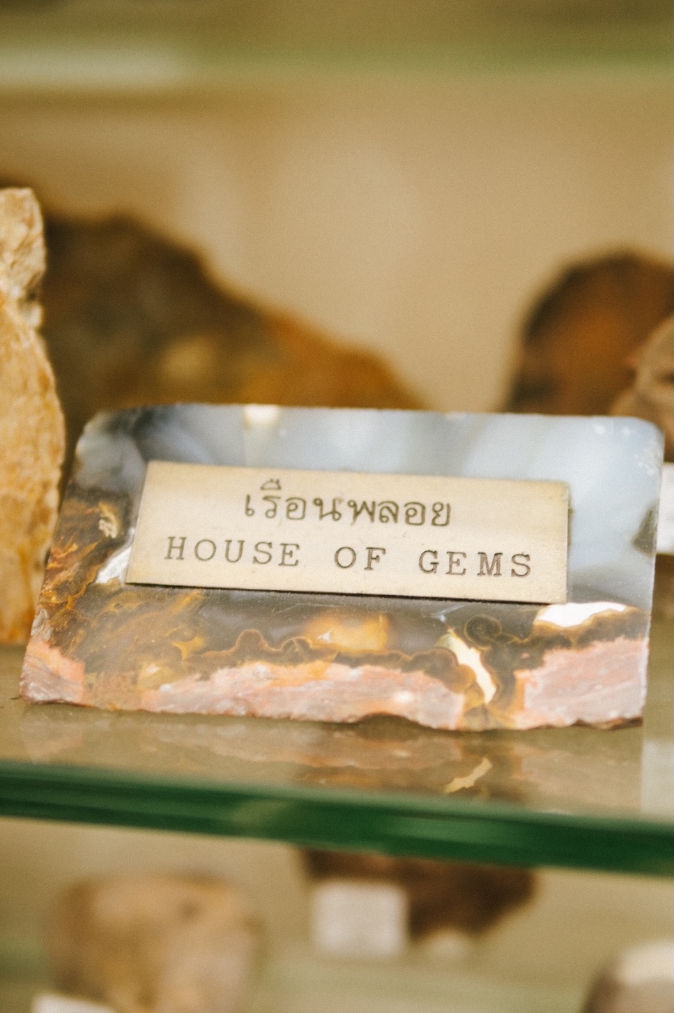 越戰期間大批美軍在曼谷消費休假，帶動了整個服務業的興起，酒吧、夜店、按摩院紛紛出現。住滿了外國人的石龍軍路上，太太們在先生做生意或休假期間逛著珠寶店和寶石店