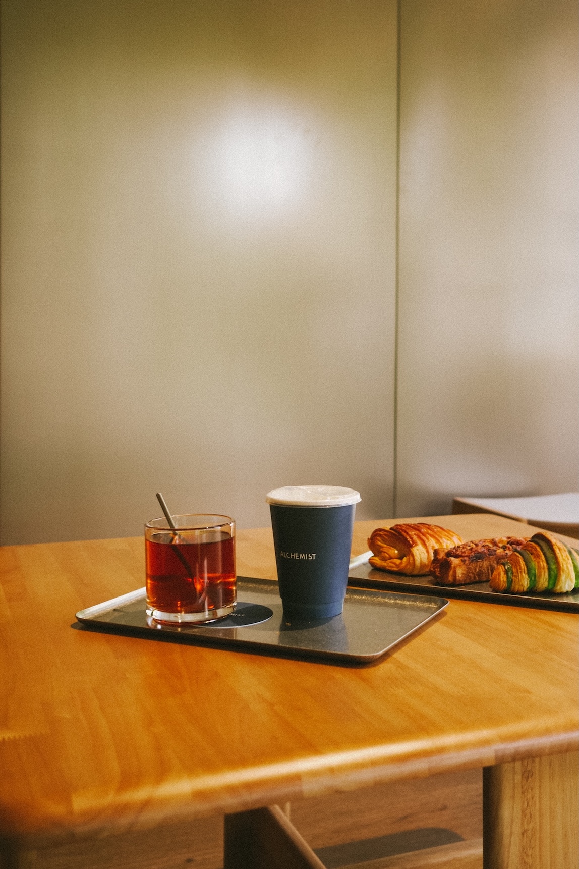 Alchemist 所有咖啡豆都是從新加坡空運來台，他們以三款 Signature Blends 作為風味基礎