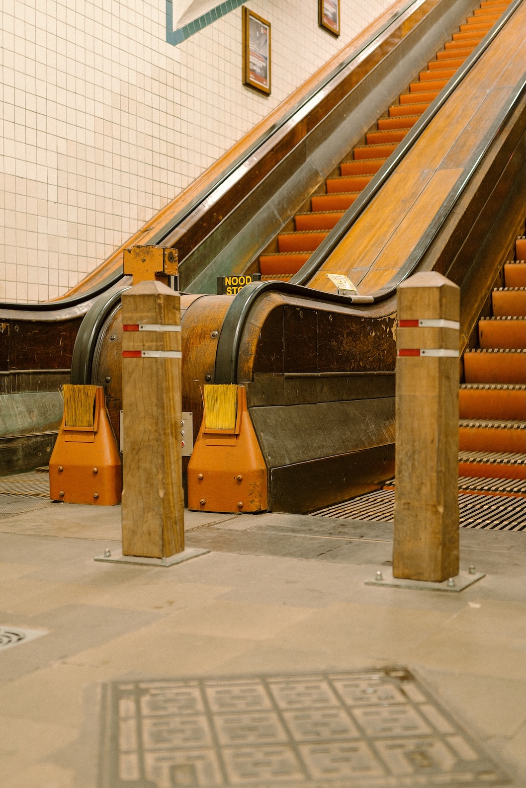 至今還在運轉的木製自動電扶梯，是當時同類型中絕無僅有的設施，踏上那些木製踏板的瞬間，身體感受也讓人封存了一個年代的美學信仰