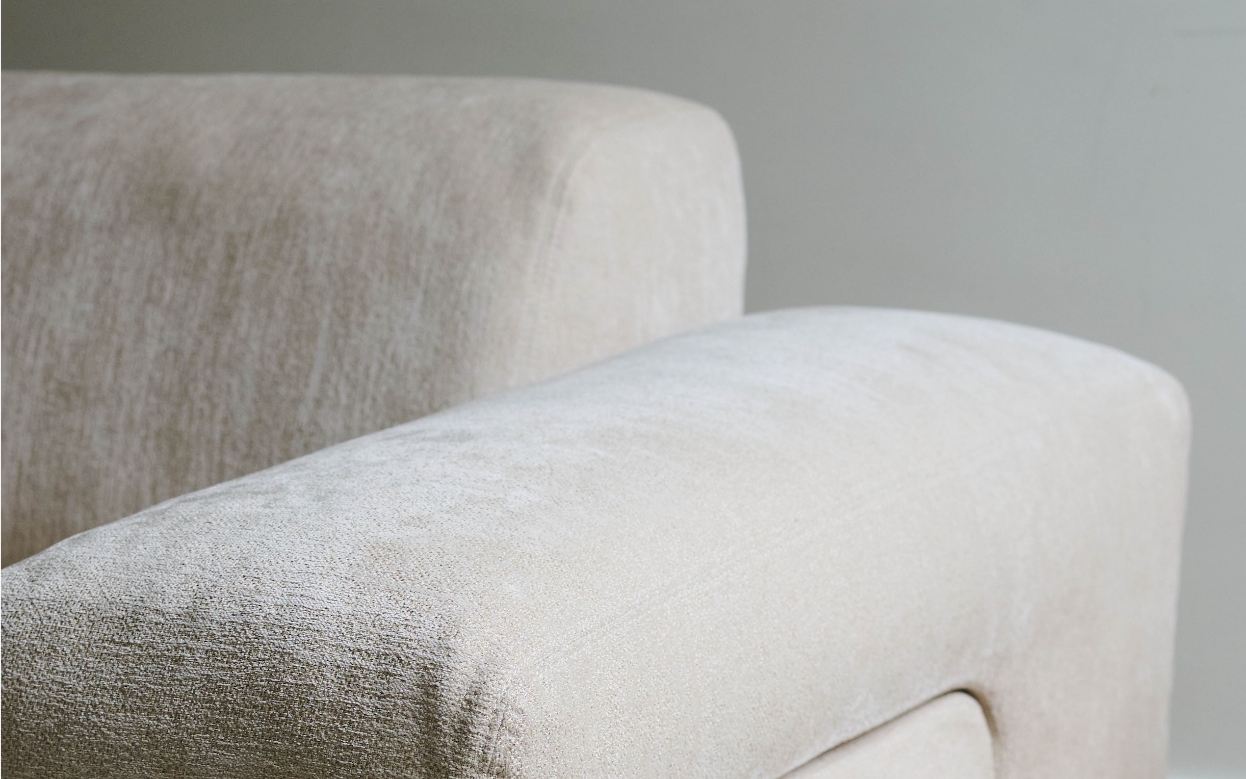 設計師 Gabriel Tan 為德國 ClassiCon 設計沙發「Soft Stone」：堅實量體與流動觸感