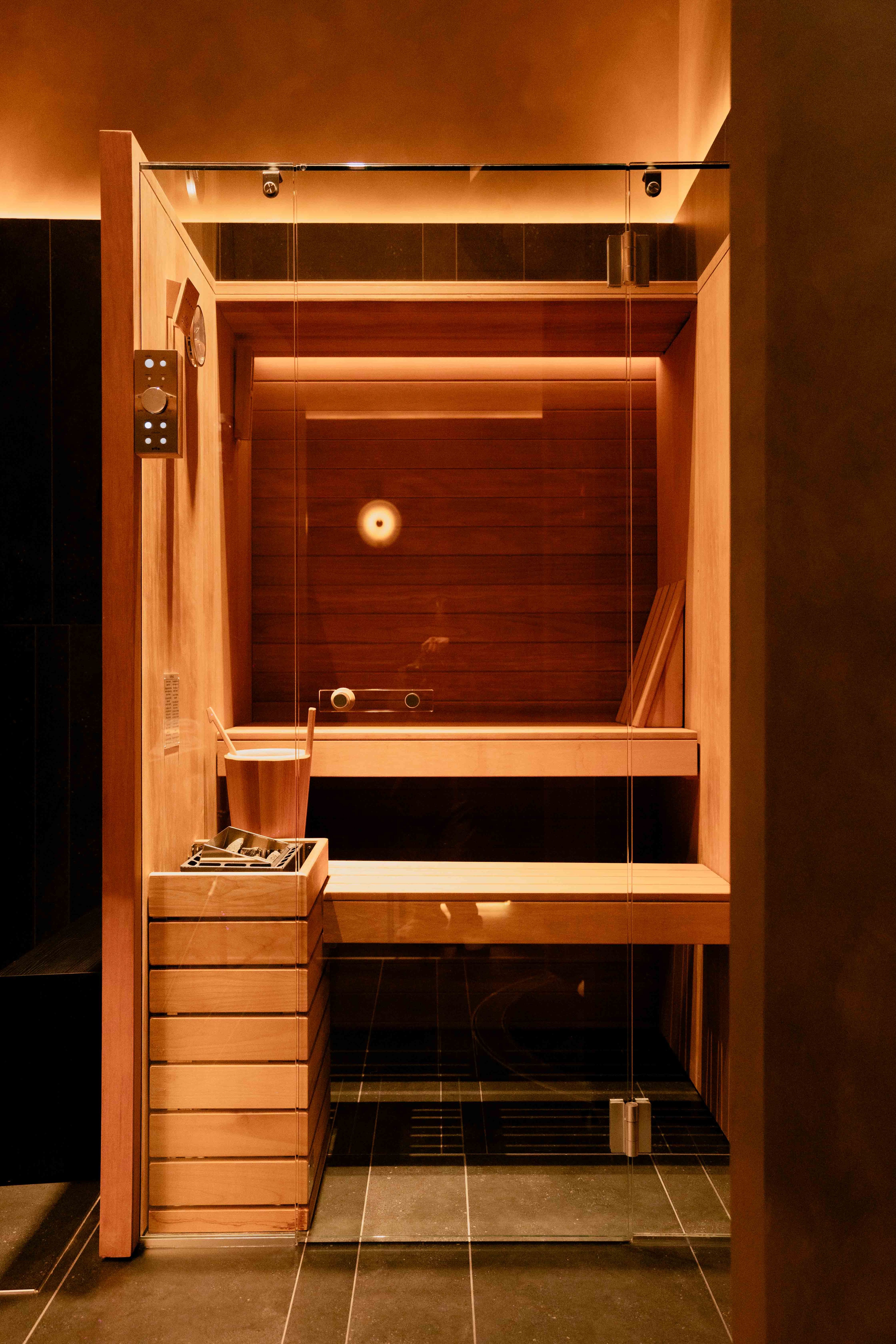 促進壓力釋放、提升心肺適應性、排汗排毒的高溫芬蘭浴桑拿室