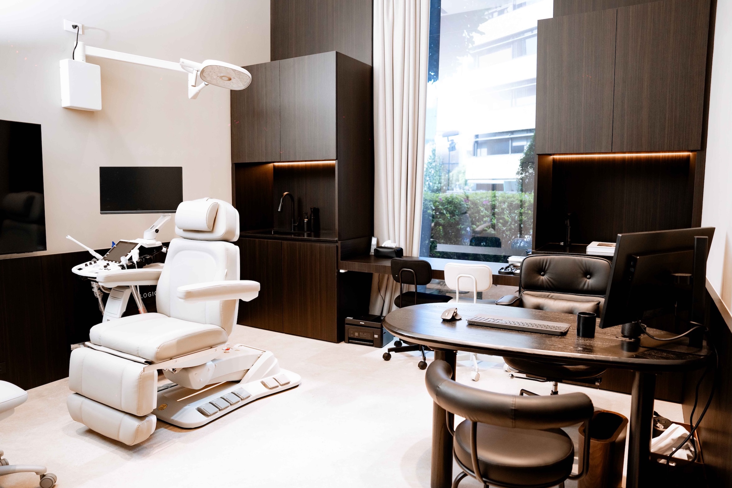 空間設計由 Minus Plus 以大地與米白色木質調為主軸