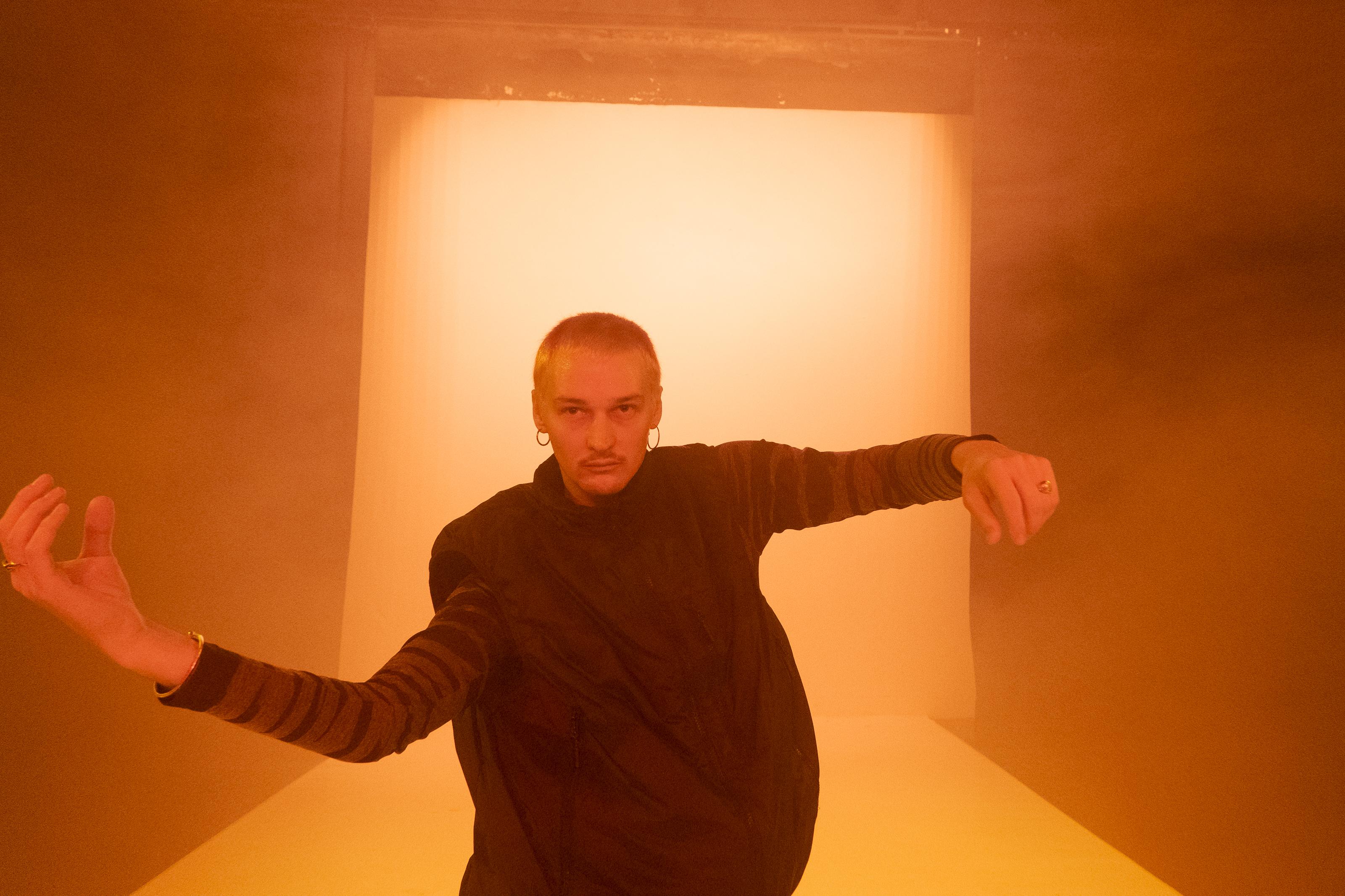 雲門舞集「春鬥」城市倦怠、自嘲與墜落邊界：巴魯・瑪迪霖、Viktor Szeri 與林品碩