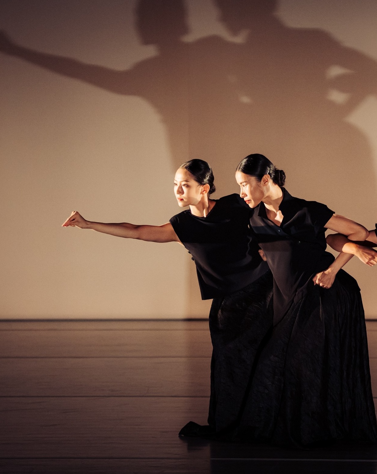 排灣族編舞家巴魯．瑪迪霖作品《她，以身盛裝》。<br>