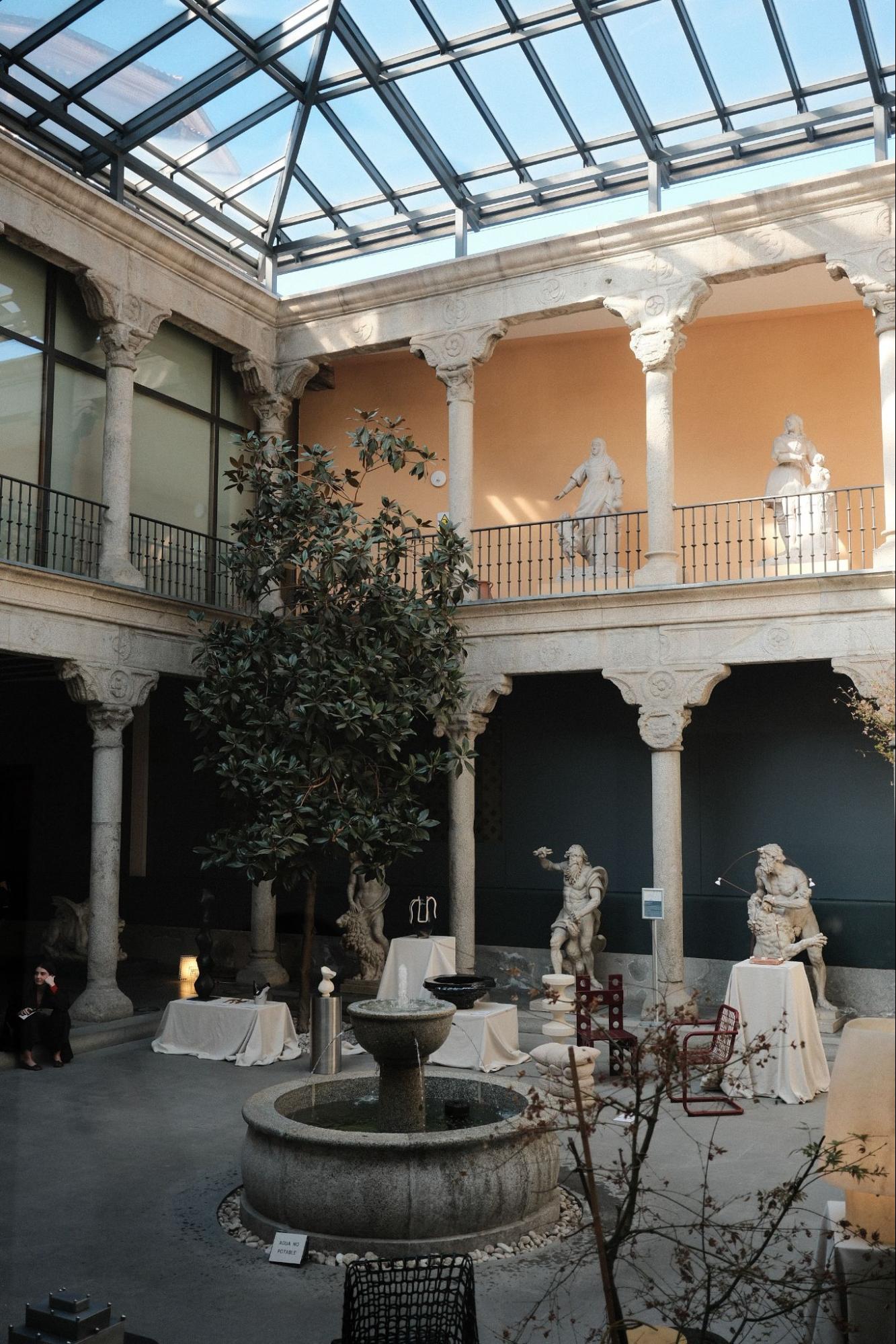 Museo de San Isidro 是一個帶有威嚴感的城市歷史博物館，在它帶有噴水池、陽光灑落的傳統庭院（patio）中，橫跨巴賽隆納、瓦倫西亞、馬德里各個城市的作品自然地嵌入空間