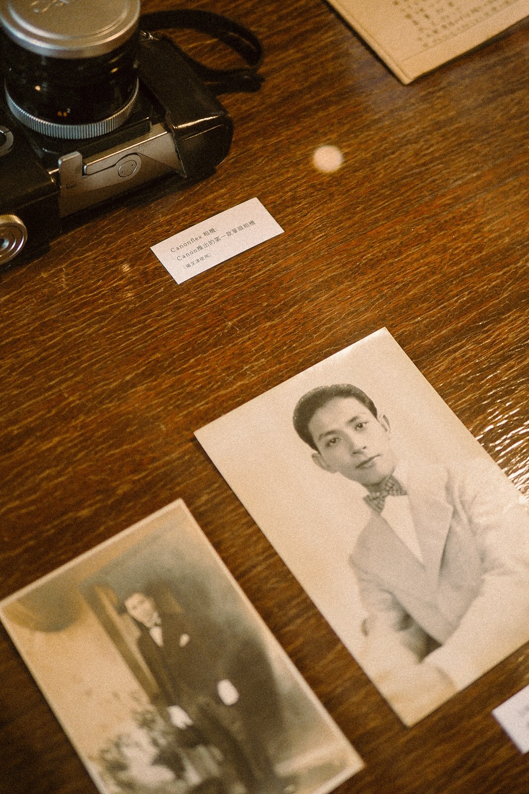 創辦人楊添賜於1914年開設五福商店，在建築外部立面的「歐米百貨」、「五福商店」、「階上卸部」便清楚的宣告了此棟建築身份