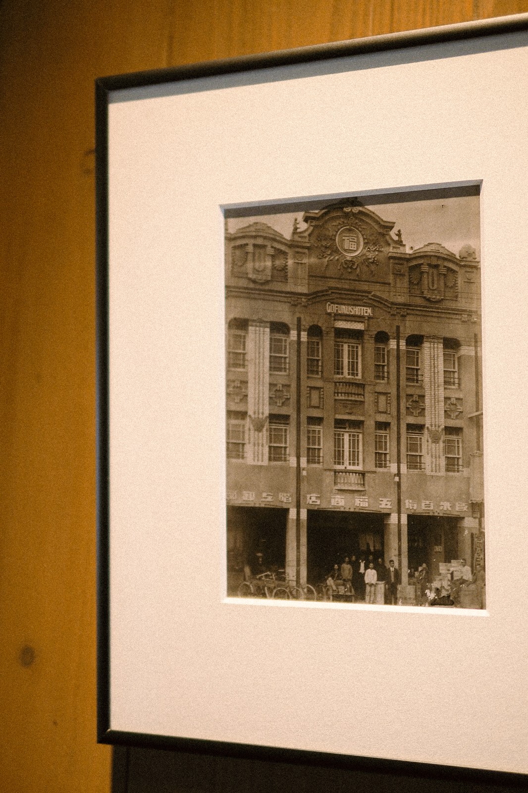 在三樓的中庭展區，臺灣登錄五福商店第二代同時也是寫真家楊文津珍貴的攝影器材、攝影登錄證書與文件、濾鏡、底片等，以及從未公開的個人攝影作品也同步展出