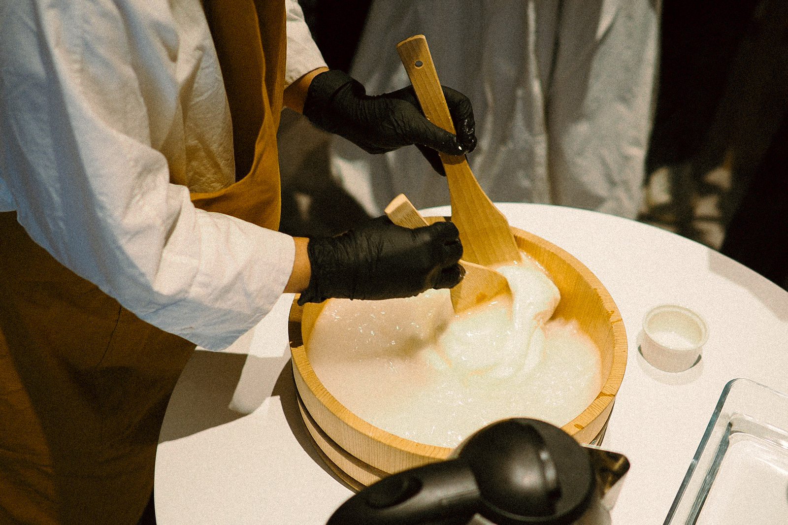 陳淑惠本人同樣在國際舞台留下印記，她是首位受邀擔任日本起司大賞評審的台灣人，也是首位獲得「國際起司行會」（Guilde Internationale des Fromagers）授勳的台灣人，獲封「衛兵與評審員」（Garde et Juré）稱號