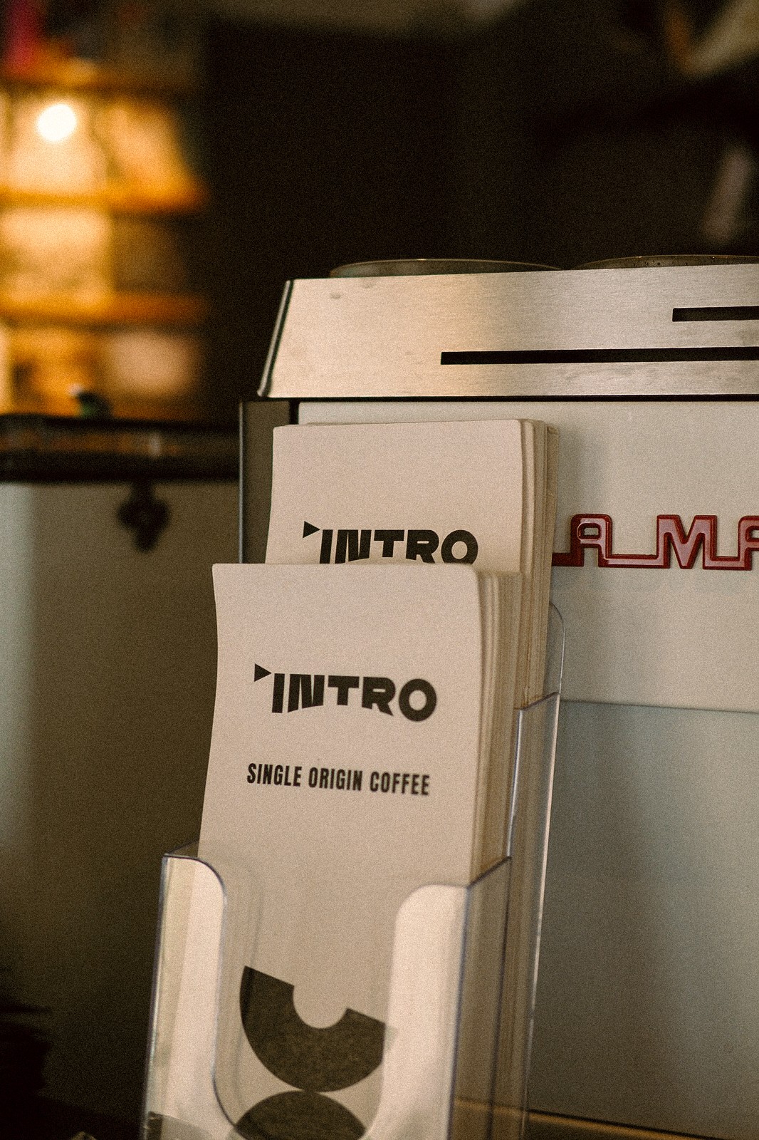 創辦人羅可恬帶著這份音樂性的概念，將之投射在餐飲空間的設計邏輯上，試圖讓造訪的客人能從這裡開啟鮮明的一天