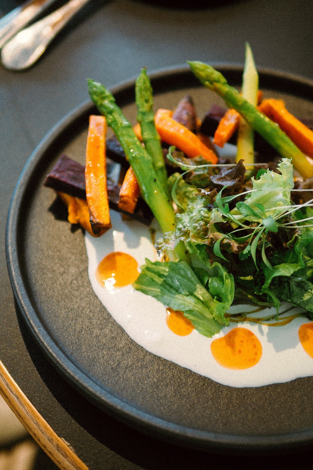 紅蘿蔔、紫與黃肉地瓜、烤蘆筍帶出自然甜感，搭配椰漿優格與辣椒酸甜醬，讓根莖的香氣被輕輕托起